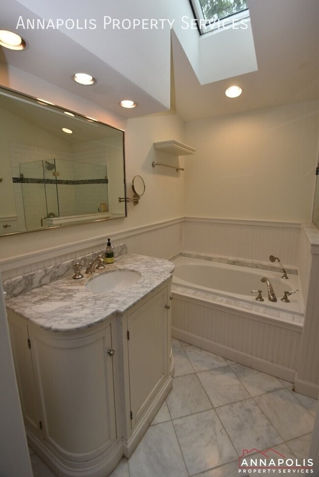 Building Photo - 2817 Pennypond Ln N
