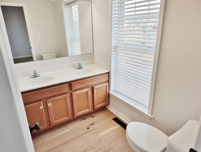 Building Photo - 3 Bed / 2-1/2 Bath Single Family Home