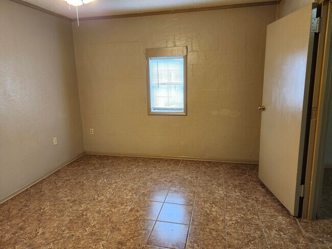 Building Photo - 1 bed apartment