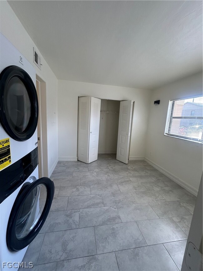 Building Photo - 5315 Summerlin Rd