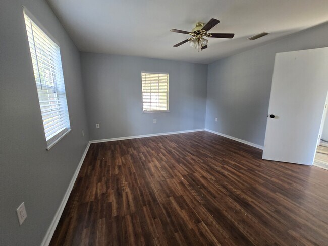 Building Photo - 105 Doris St