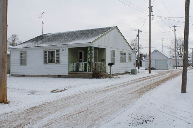 Building Photo - 3 Bedroom, 3 Bathroom House