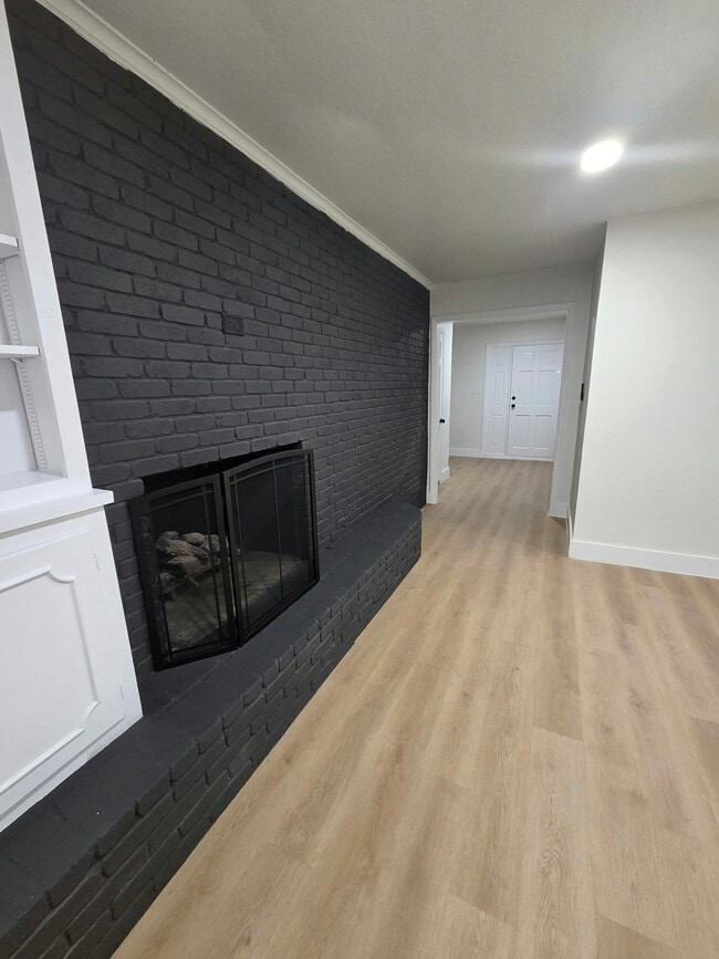 Building Photo - 6400 Buena Vista Dr