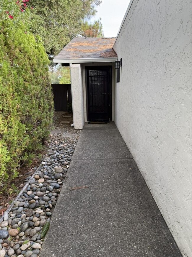 Building Photo - 2439 Sharon Oaks Dr