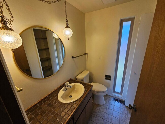 Building Photo - 4 Bed 2.5 Bath Kirkland - Lake WA Schools