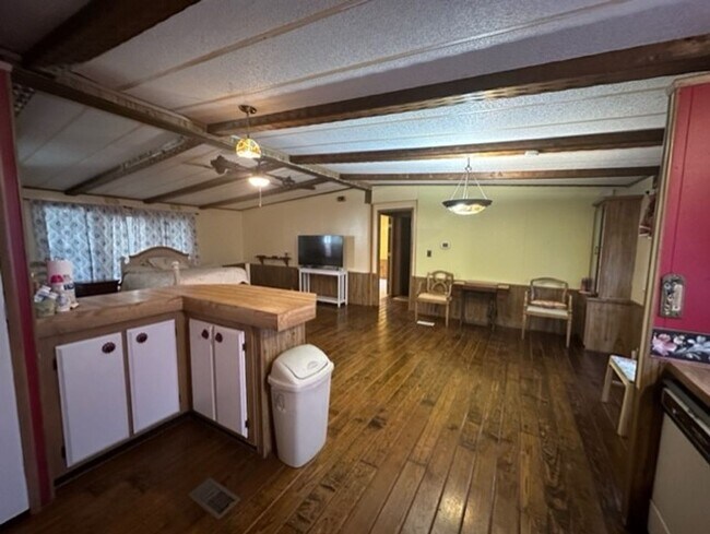 Building Photo - Nice 3 bedroom 2 Bath
