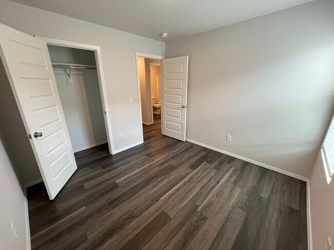 Building Photo - *NOW PRELEASING* Three Bedroom | Two Bath Home in Somerset