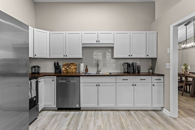 Building Photo - 612 Crissy Dr