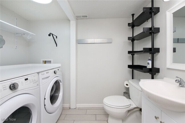 Building Photo - 267 Deepwood Dr