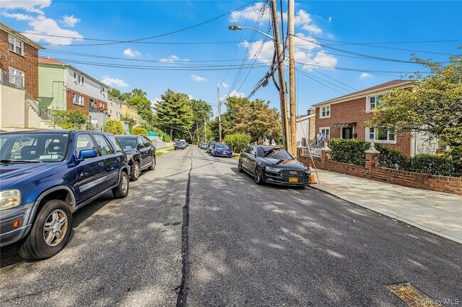 Building Photo - 2 Bryn Mawr Pl