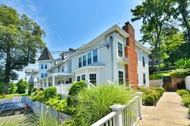 Building Photo - 158 Woodbine Ave