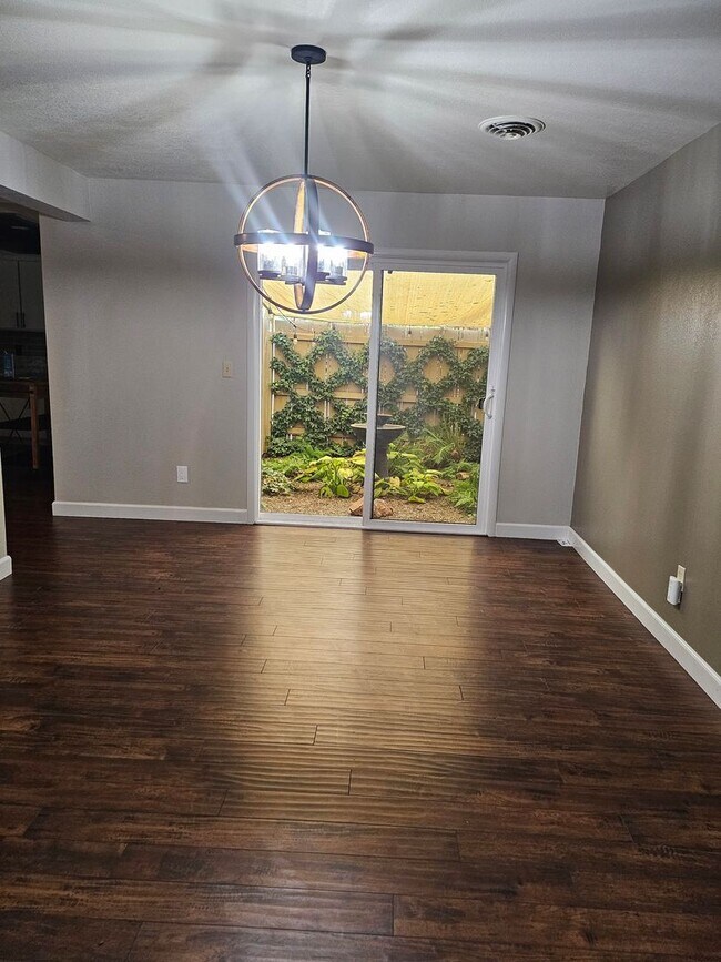 Building Photo - Stylish 2-Bed, 2-Bath Home with Generous Den in The Meadows