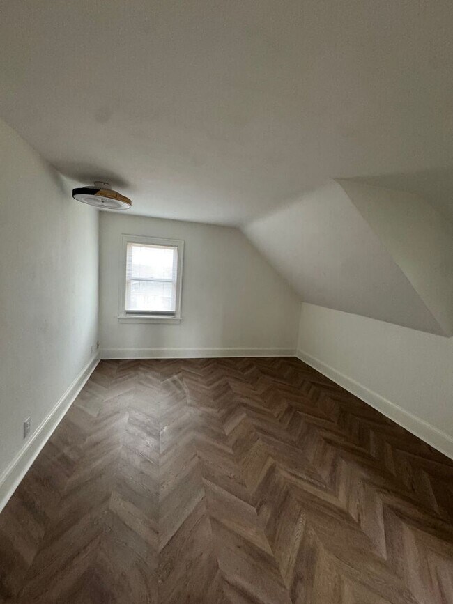 Building Photo - 4 Bed/ 1 Bath Home!! Bedroom Rentals for Students 9-10 Month Lease