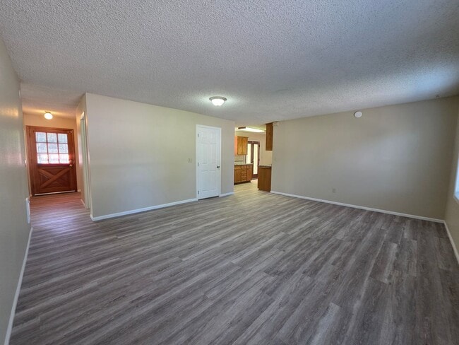 Building Photo - Charming 3 bedroom 2 bath