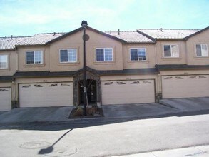 Building Photo - Townhome