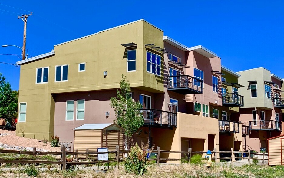 Exterior view, unit on top (3rd) floor - 21 Canyon View