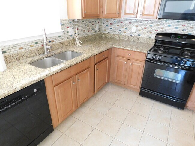 Building Photo - Recently Painted - 2 Bdrm Large Condo Edis...