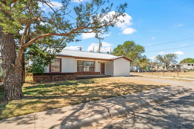 Building Photo - Updated 3/1 in Levelland