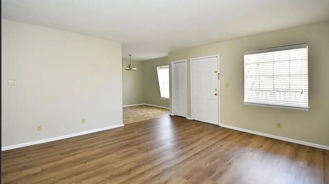 Building Photo - Well-maintained 2-bedroom, 1-bath upper level condo in Winston-Salem,