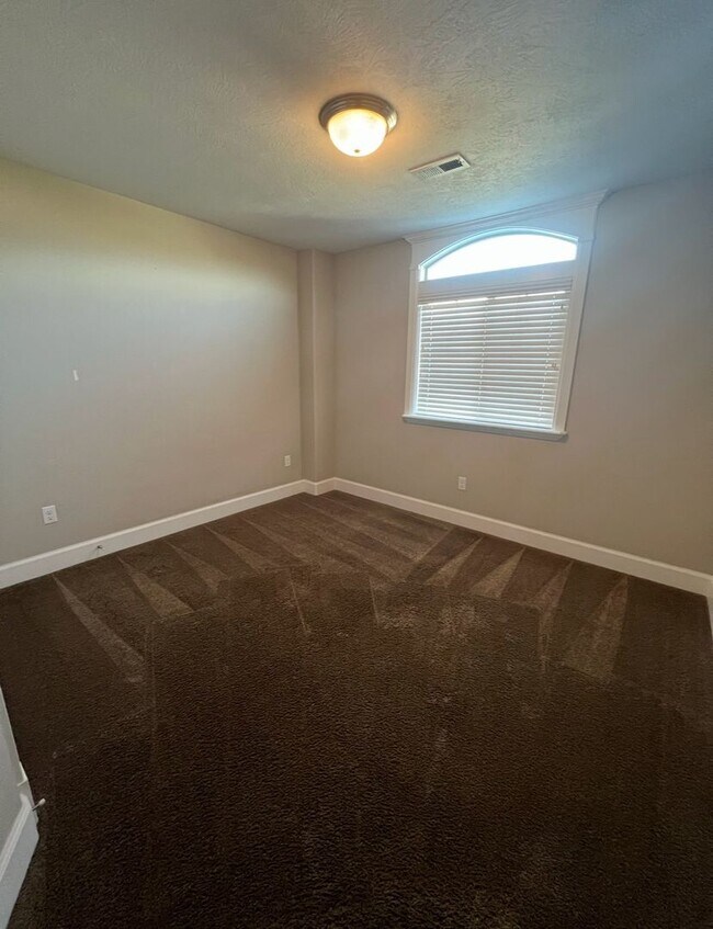 Building Photo - End-Unit Sleepy Ridge Townhome