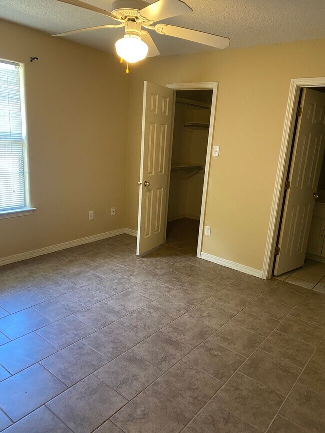 Building Photo - Contact Peggy 501 676 1758