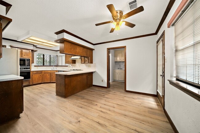 Building Photo - 4003 Greenbriar Dr