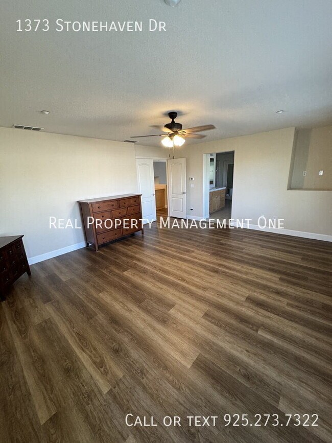 Building Photo - 1373 Stonehaven Dr