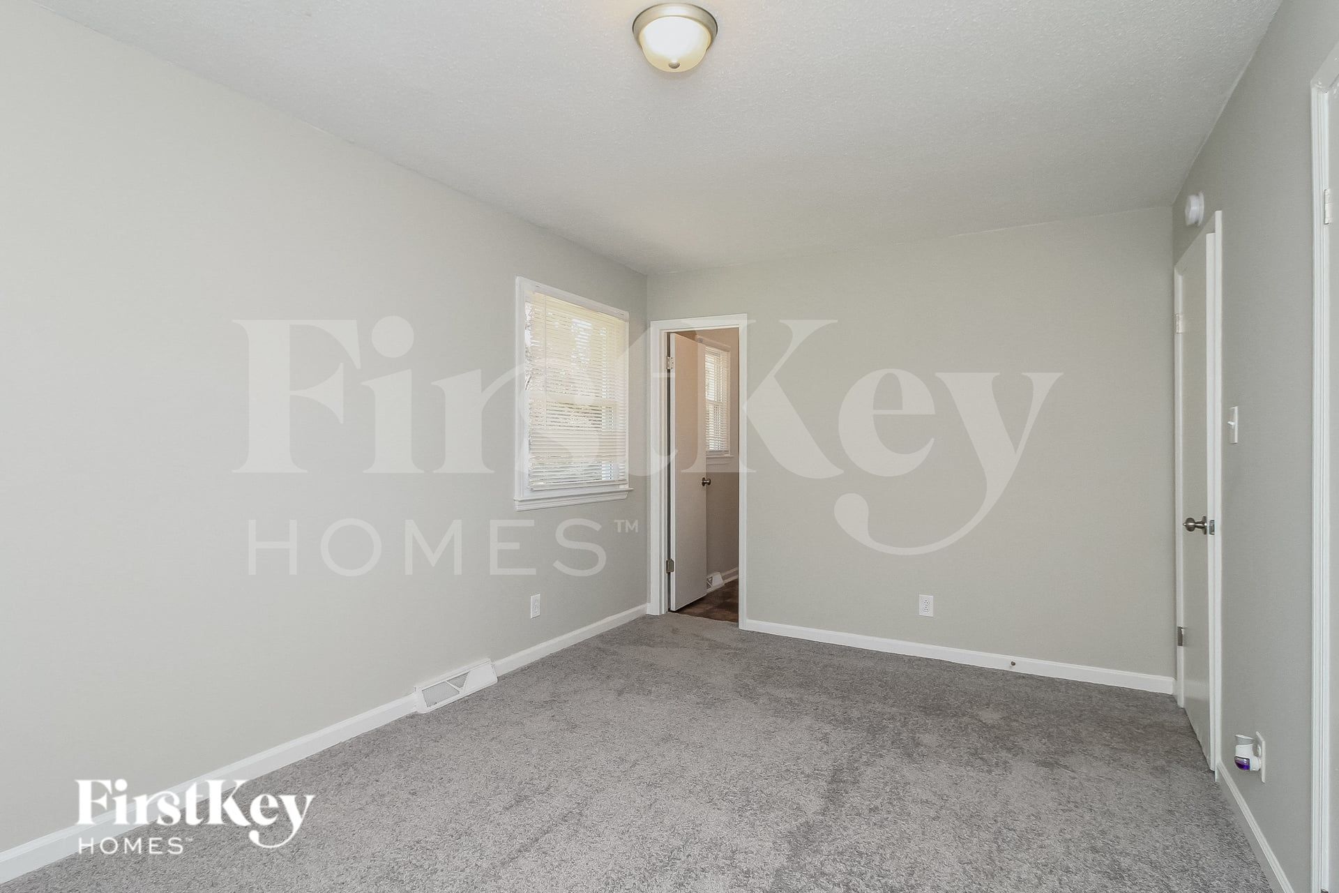 Building Photo - 318 Elm Dr
