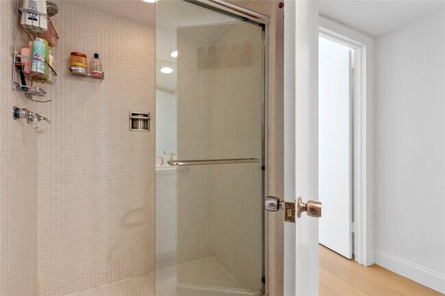 Building Photo - 3850 Galt Ocean Dr