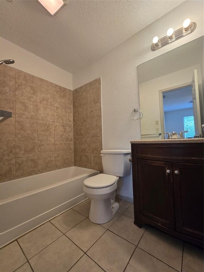 Building Photo - 807 Meadowcreek Dr