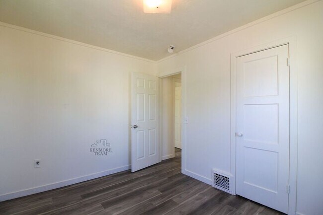 Building Photo - 704 Benham St