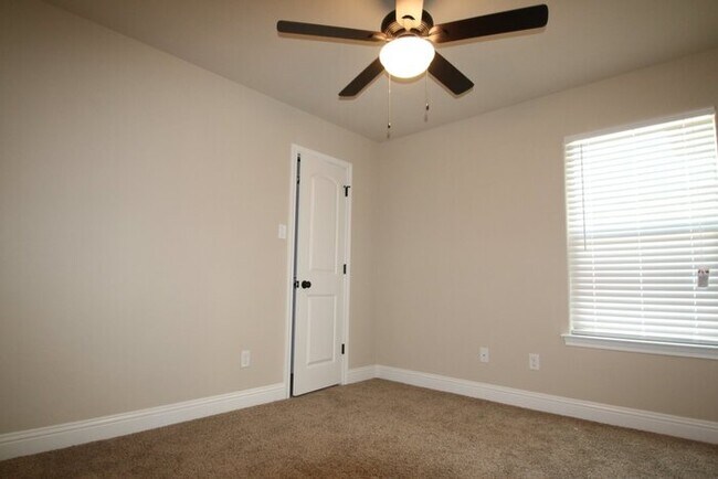 Building Photo - SENSATIONAL 3/2/ Duplex Home Coming Soon i...