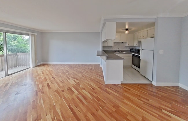 Building Photo - Spacious 1 Bedroom Condo in the Gated Park Bristol Community