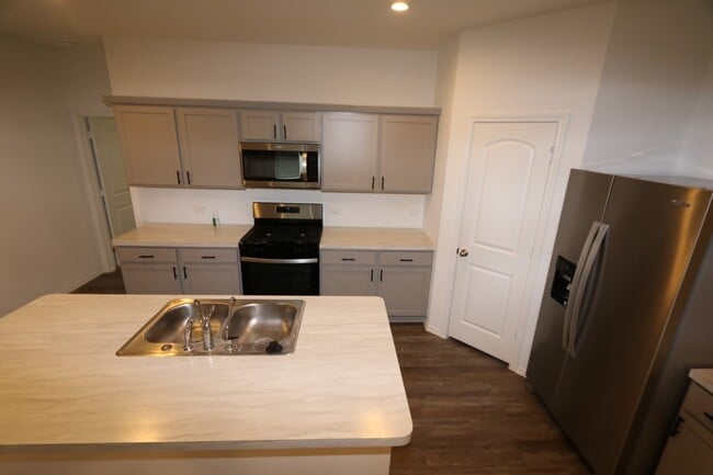 Building Photo - 24757 Mountain Tree Dr