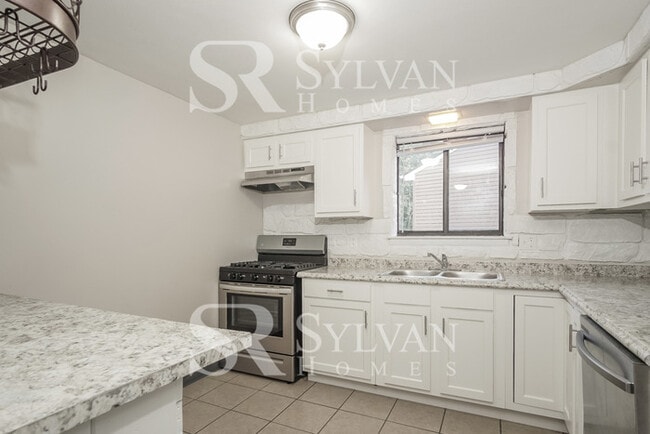 Building Photo - Charming 3BR 2.5BA split foyer home