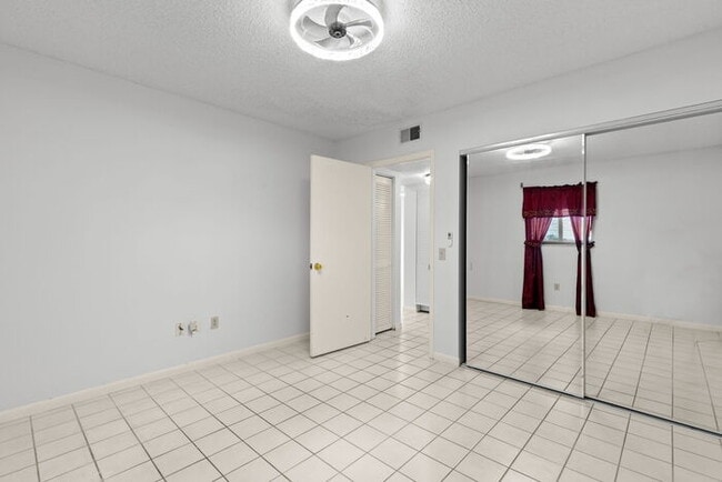 Building Photo - Condo For Rent on ST PETE BEACH!