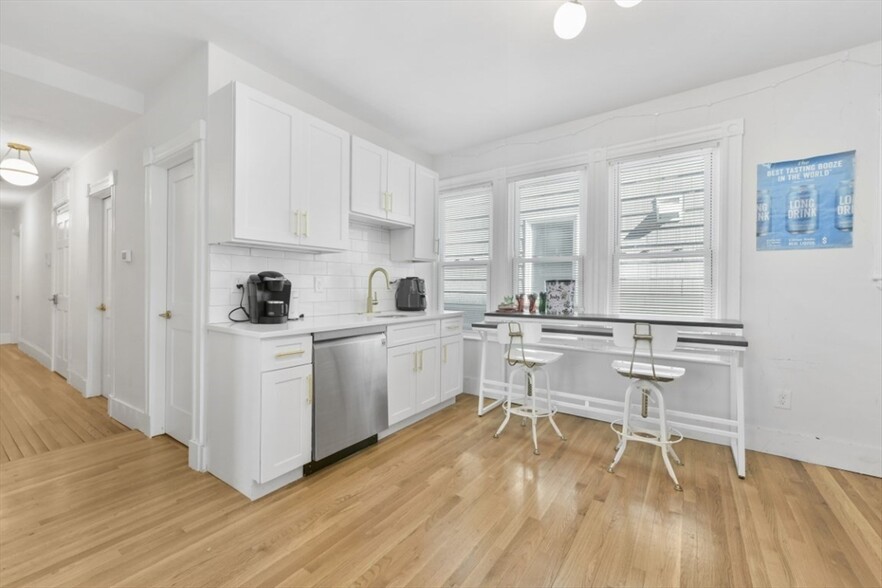 Primary Photo - 893 E 4th St