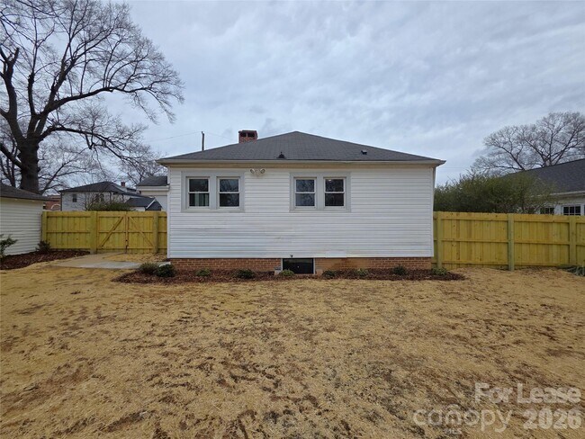 Building Photo - 200 E 2nd St