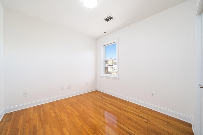 Building Photo - 528 47th St