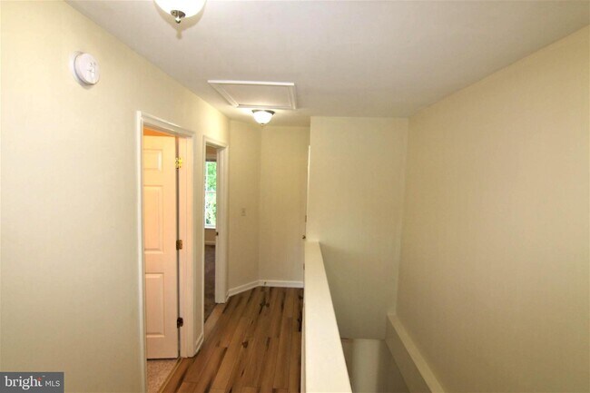 Building Photo - 115 E Sewell St