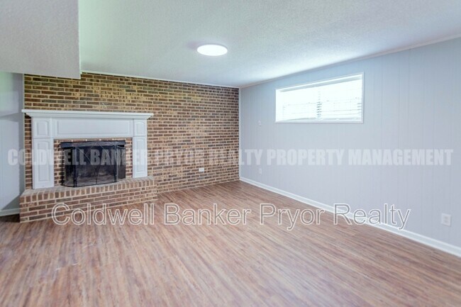 Building Photo - 313 Maple Way