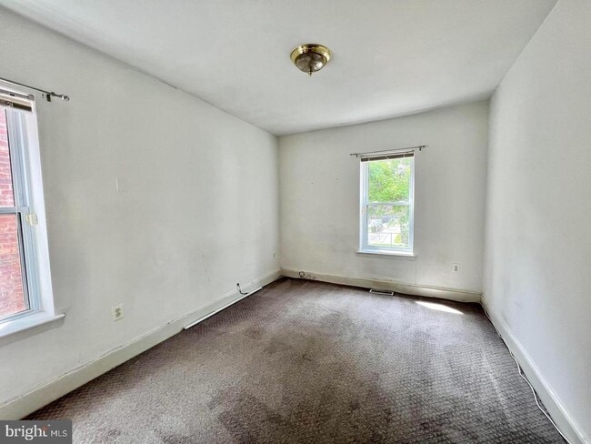 Building Photo - 824 7th St NE