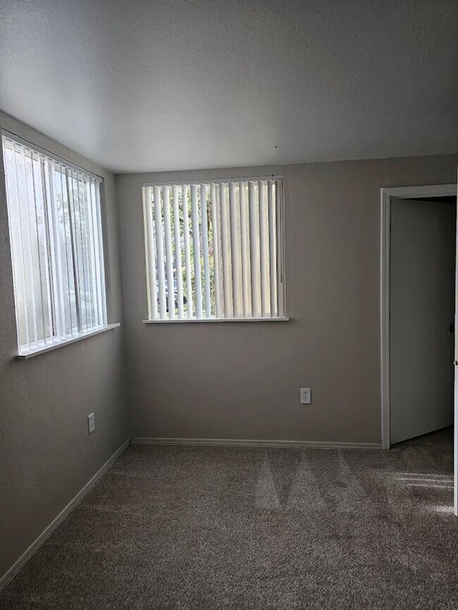 Building Photo - Life Just Got Better Come See For Yourself At Powell Court Apartments!!