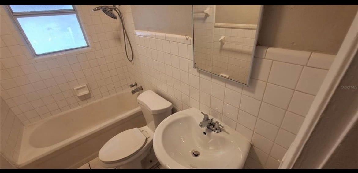 Building Photo - 821 Newton Ave S