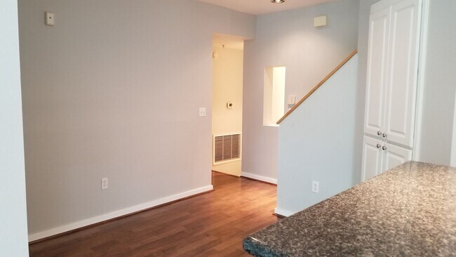 Building Photo - Luxury Gated Townhouse