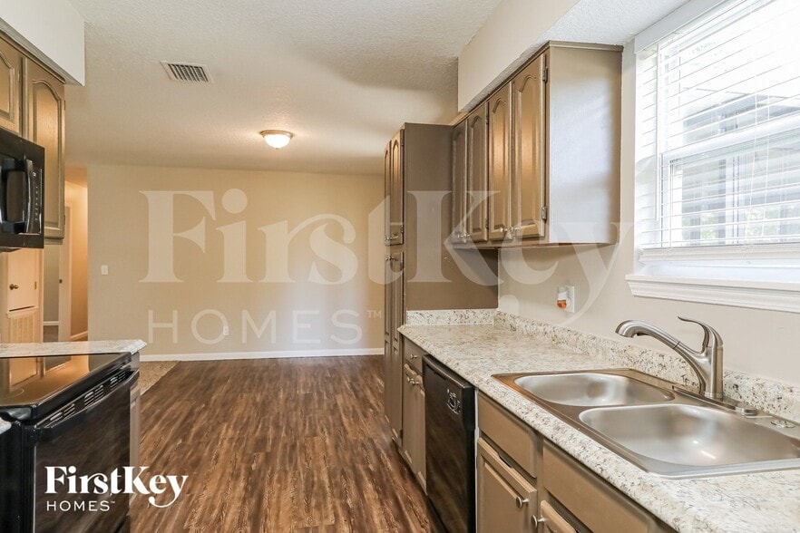 Building Photo - 5323 Thoroughbred Blvd