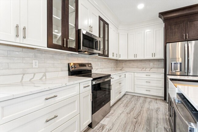 Building Photo - Renovated 5-bedroom 3.5-bathroom home loca...