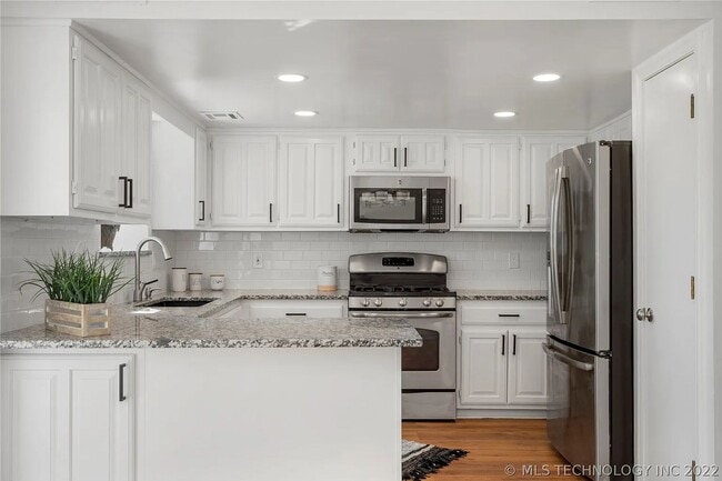 Building Photo - Beautifully Updated Broken Arrow Home!