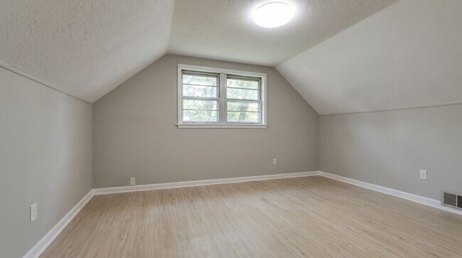 Building Photo - 3 bedroom 2 bathroom single family home | section 8 welcomed