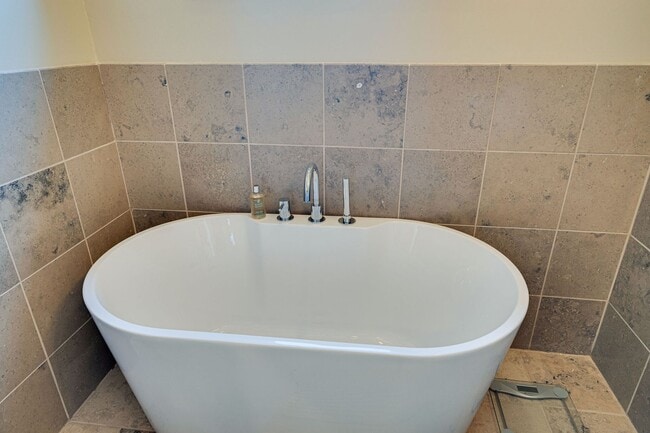 Building Photo - Stunning 3BR/2.5BA Condo in Prime Belmont/...